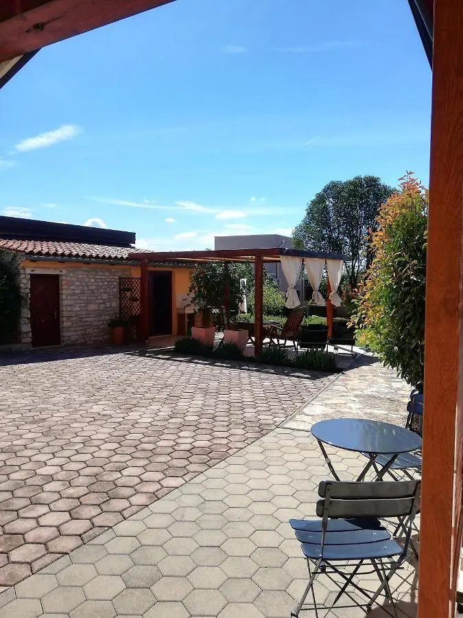 Casa Mirelia - Holiday Home For Two With Garden And Whirlpool 0*, Kastelir Croatia