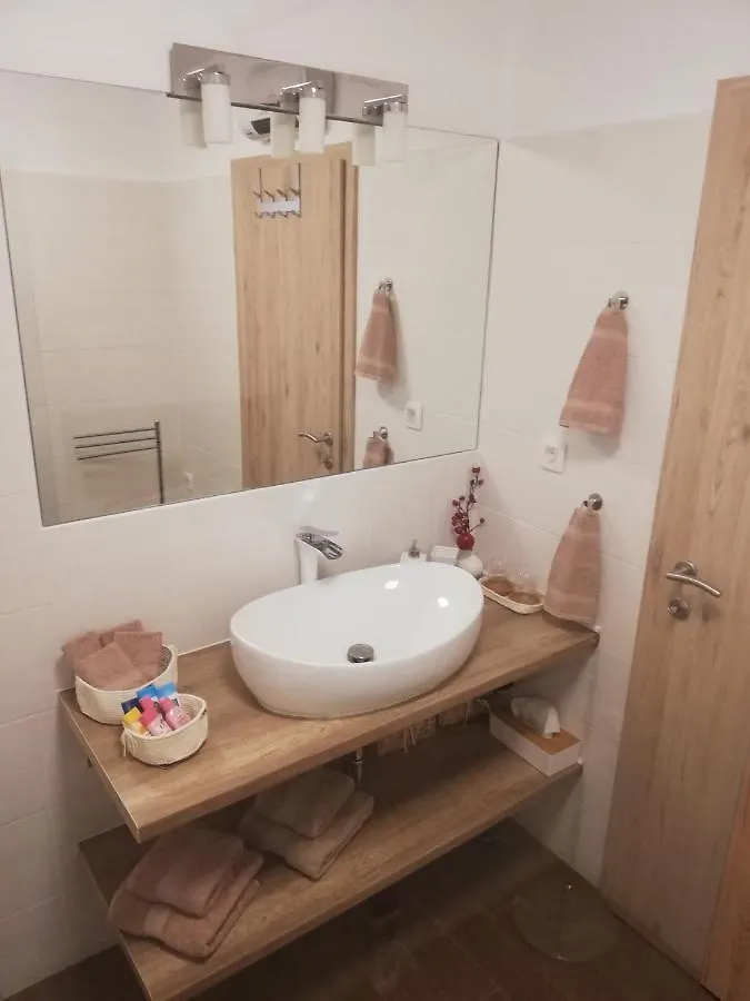 Casa Mirelia - Holiday Home For Two With Garden And Whirlpool 0*, Kastelir